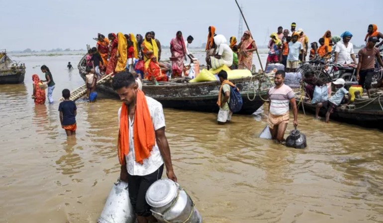 वेदर अपडेट: बाढ़ की चपेट में यूपी-बिहार के कई जिले